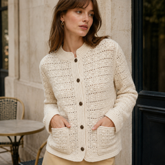 Primo piano del cardigan donna beige con girocollo a coste e bottoni