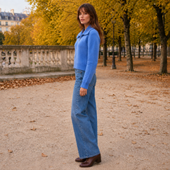 Cardigan blu di profilo, si notano manica lunga e bordo a coste sul fondo