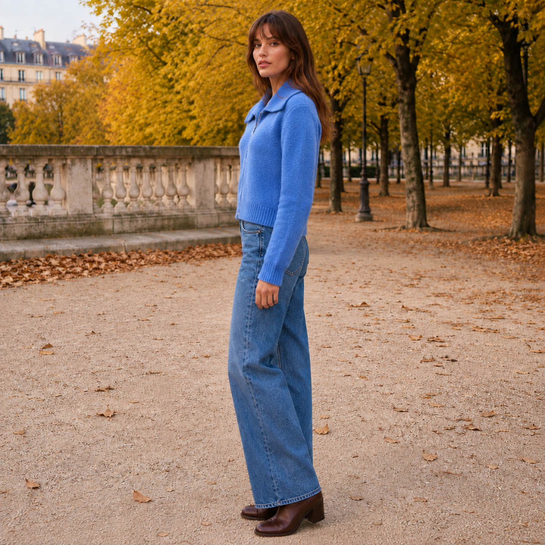 Cardigan blu di profilo, si notano manica lunga e bordo a coste sul fondo