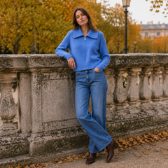 Cardigan donna blu corto con collo ampio, modella appoggiata a una balaustra