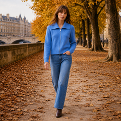 Cardigan blu con zip chiusa e maniche lunghe, ripresa frontale in esterni