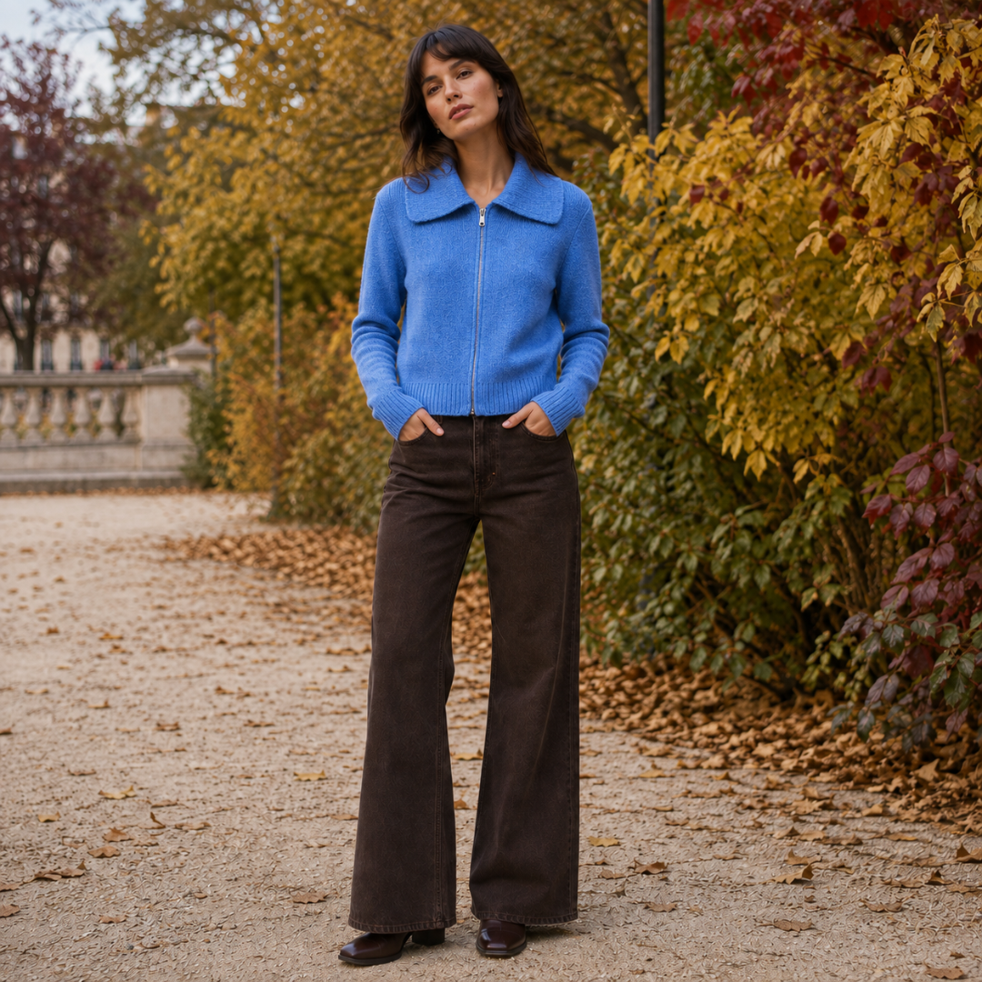Cardigan blu in maglia abbinato a pantaloni marroni, collo aperto ben visibile