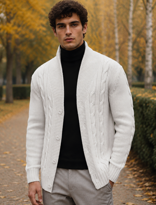 Cardigan uomo bianco con collo a scialle e trecce, indossato su dolcevita nero
