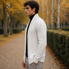Vista laterale del cardigan bianco uomo con trecce sulla manica e fondo a coste