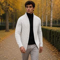 Uomo cammina indossando cardigan bianco a trecce con pantaloni grigi chiari