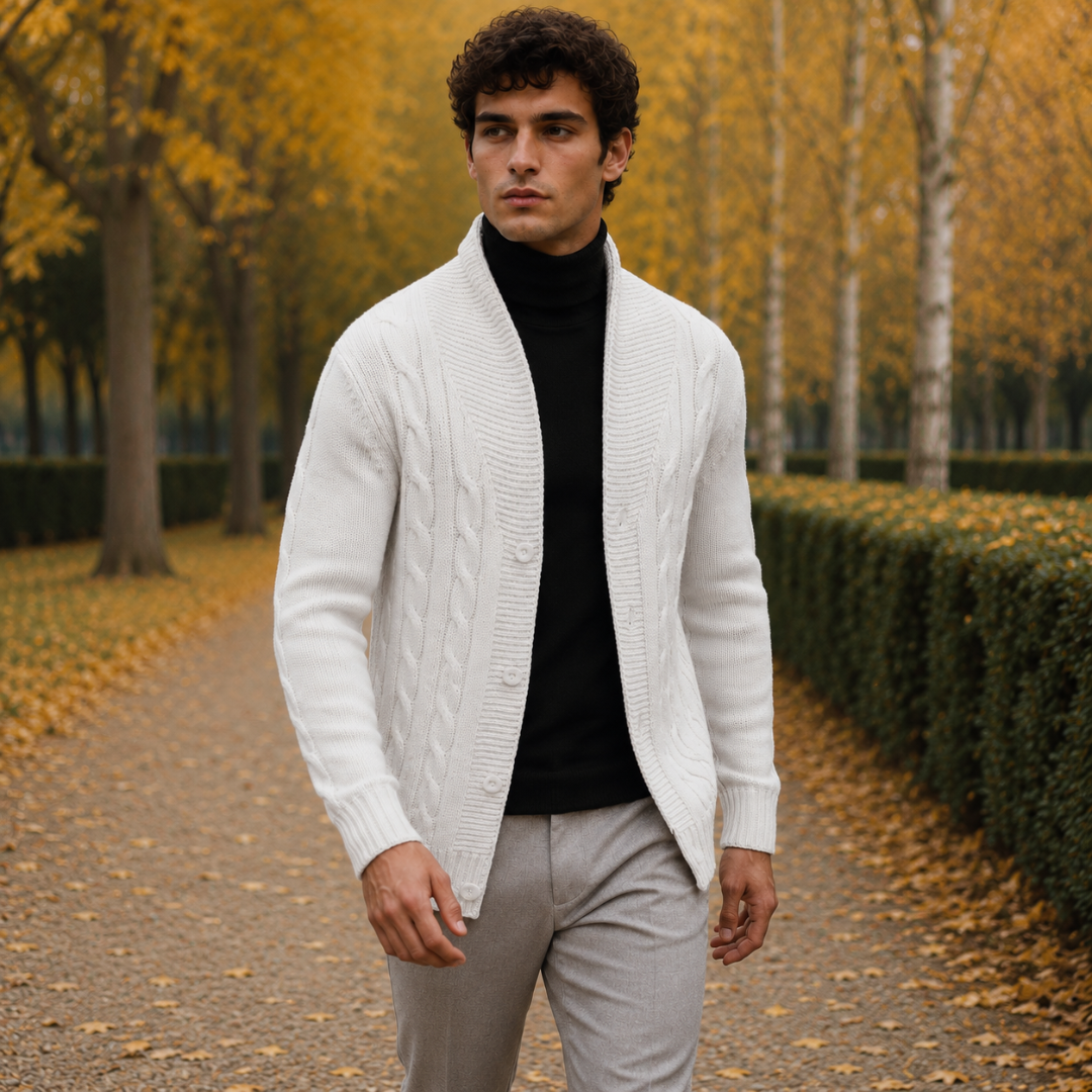 Uomo cammina indossando cardigan bianco a trecce con pantaloni grigi chiari