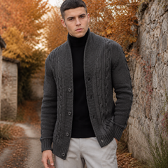 Cardigan uomo grigio scuro con maglia a trecce, polsini a coste e dolcevita nero