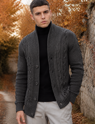 Cardigan uomo grigio scuro con maglia a trecce, polsini a coste e dolcevita nero