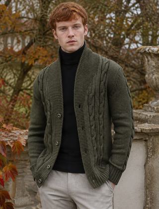 Cardigan uomo verde militare a trecce con collo a scialle e bottoni frontali
