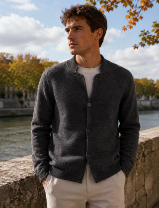 Cardigan uomo grigio scuro con collo alla coreana e chiusura con bottoni