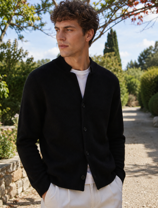 Cardigan uomo nero in maglia tinta unita con bottoni e bordi a coste