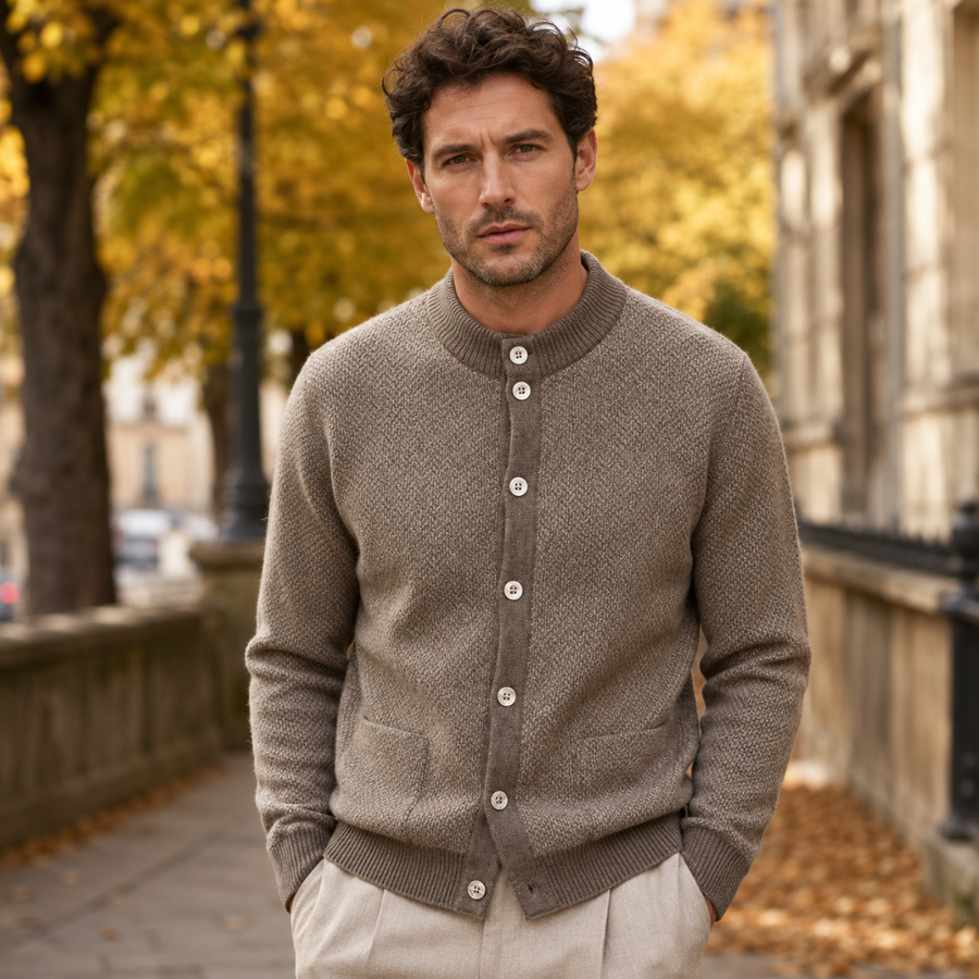 Cardigan uomo cammello con collo coreano a costine e bottoni chiari sul davanti