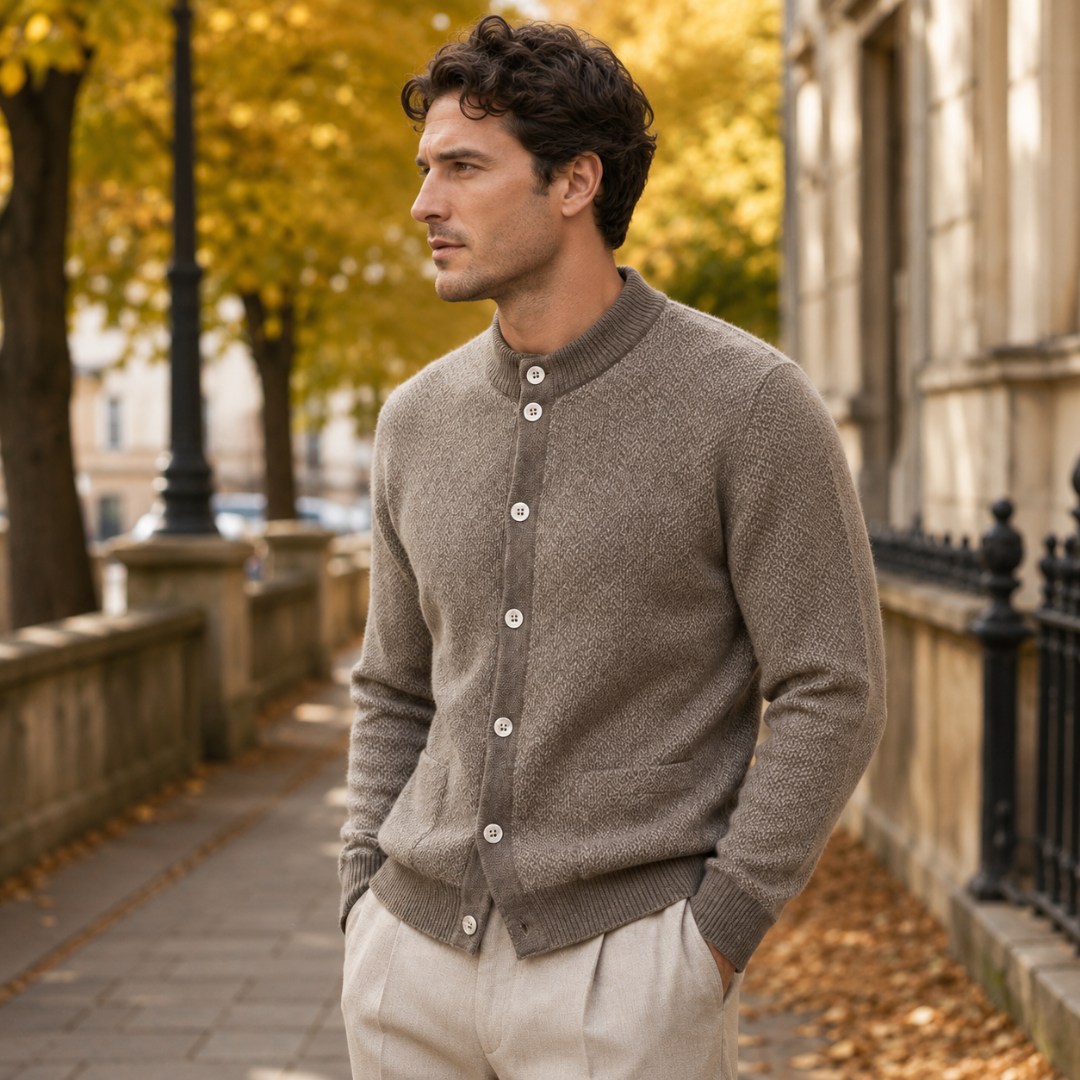Cardigan uomo cammello di lato, maglia lavorata a rilievo e tasche applicate
