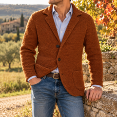 Cardigan uomo marrone con collo a revers, due bottoni e tasche applicate