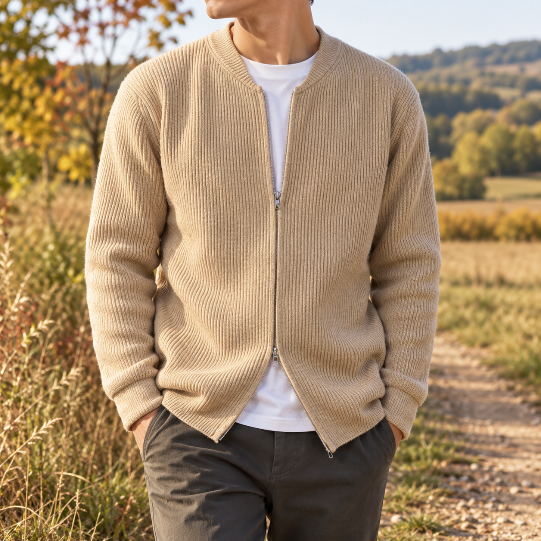 Cardigan uomo beige in maglia a coste con zip centrale e t-shirt bianca sotto