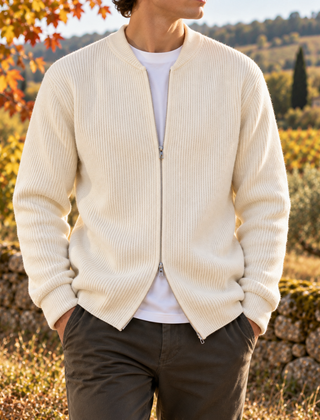 Cardigan uomo bianco in maglia a coste con zip centrale aperta e collo basso