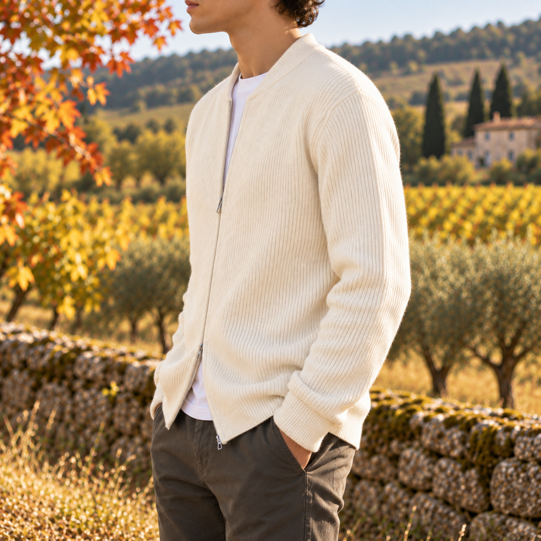Vista laterale del cardigan uomo bianco a coste con maniche lunghe e polsini a costine