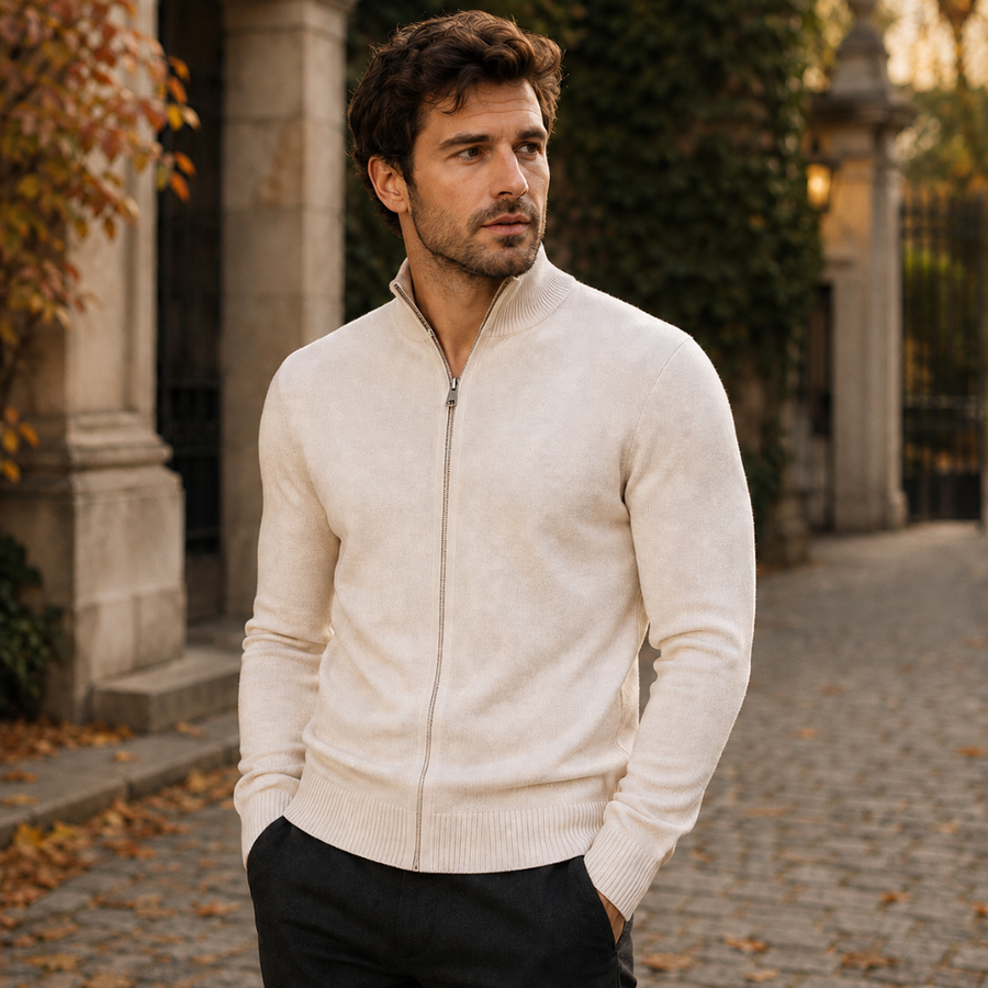 Cardigan uomo beige con zip integrale e collo alto, indossato con pantaloni scuri