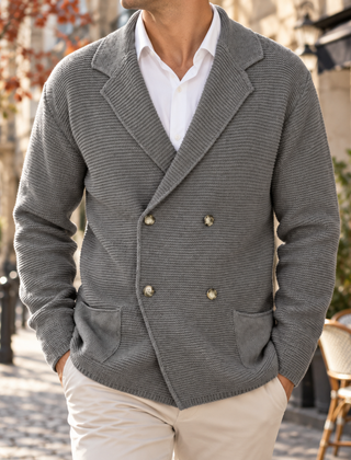 Cardigan uomo grigio doppiopetto con collo a revers e tasche applicate