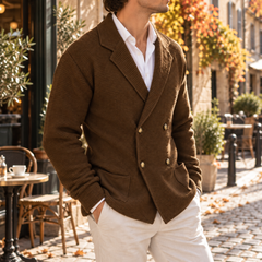 Dettaglio del cardigan uomo marrone con revers in maglia e tasca applicata