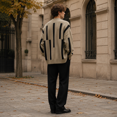 Retro del cardigan beige uomo con barre nere verticali e fondo a coste