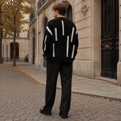Schiena del cardigan nero uomo con barre bianche verticali sulle maniche
