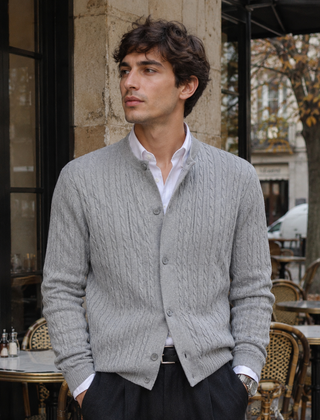 Cardigan uomo grigio in maglia intrecciata con collo alla coreana su camicia bianca