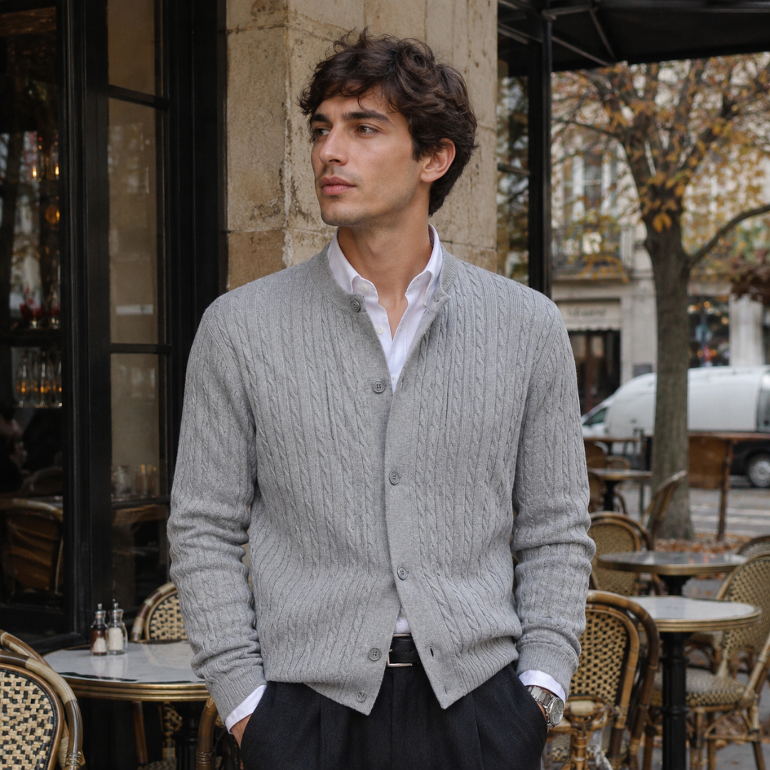Cardigan uomo grigio in maglia intrecciata con collo alla coreana su camicia bianca