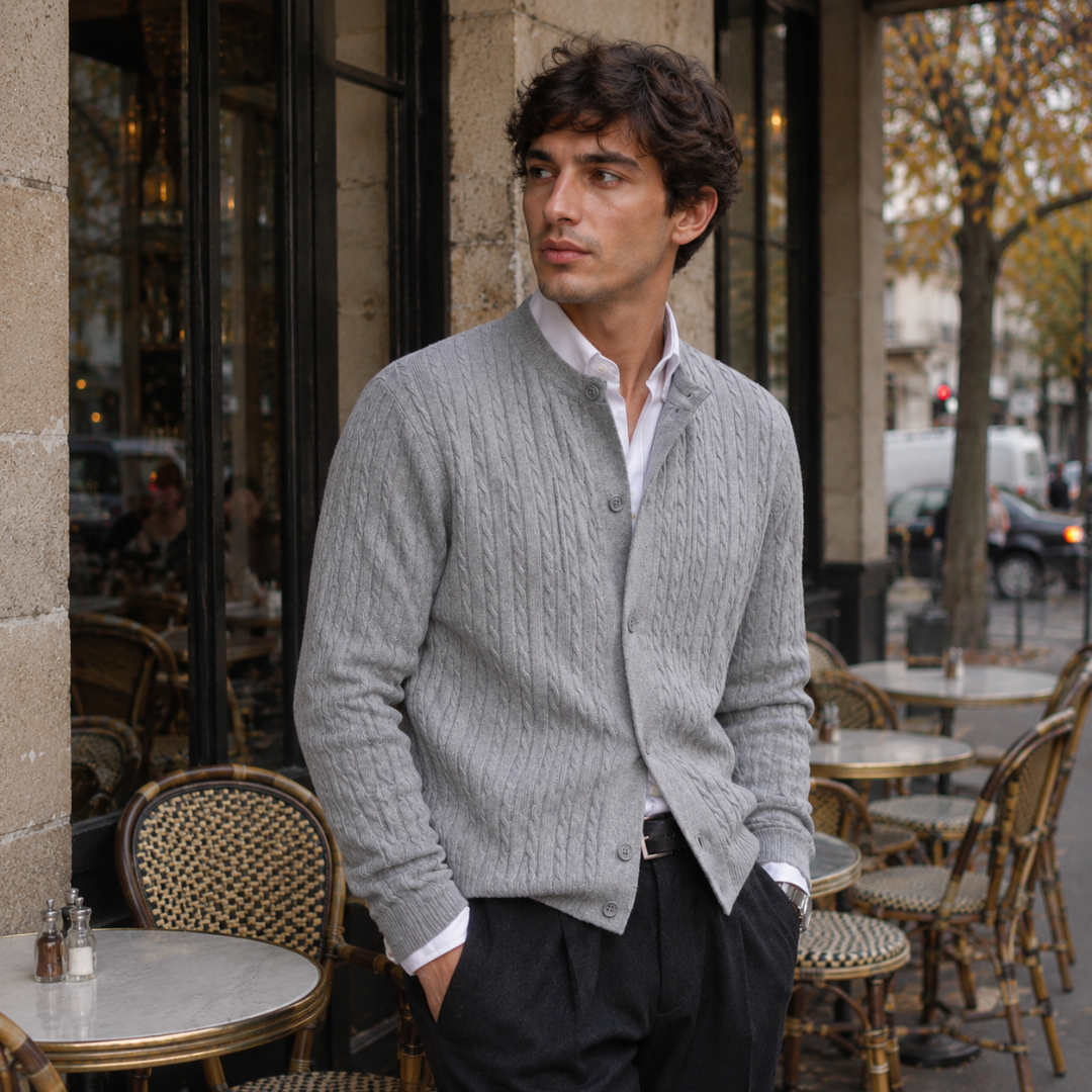 Uomo con cardigan grigio a trecce, bottoni sul davanti e polsini a coste