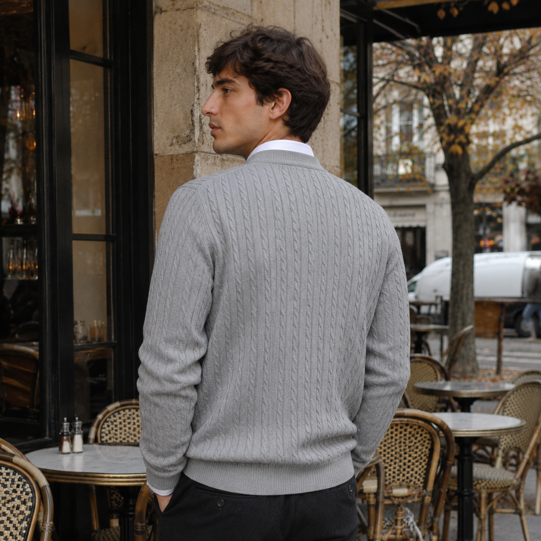Retro del cardigan uomo grigio con trecce verticali e bordo inferiore a coste