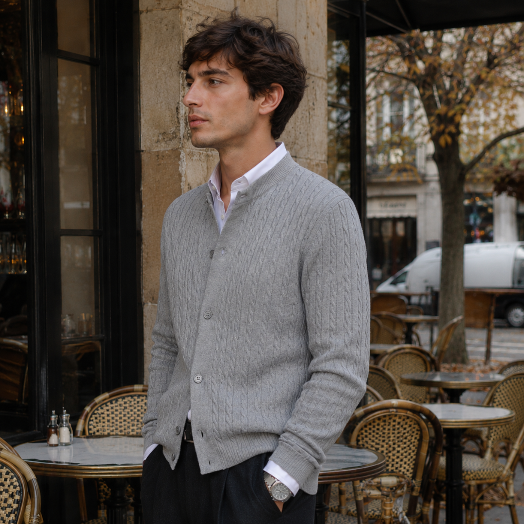 Cardigan grigio uomo di profilo, bottoni sul davanti e maniche lunghe a trecce