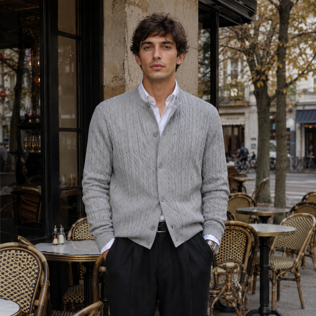 Cardigan uomo grigio a trecce abbinato a pantaloni scuri e camicia bianca