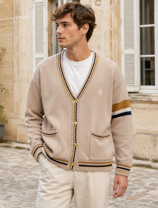 Cardigan uomo beige con scollo a V, bottoni e bordi a righe a contrasto