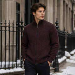 Cardigan uomo rosso indossato chiuso con zip integrale e fondo a coste