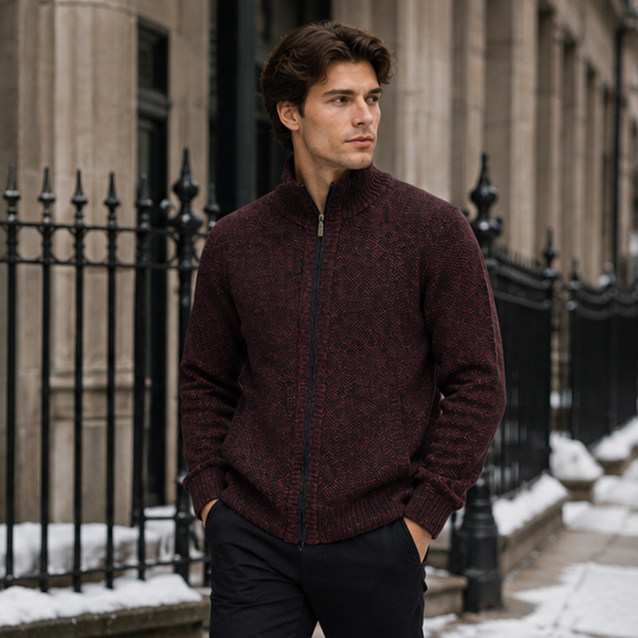 Cardigan uomo rosso indossato chiuso con zip integrale e fondo a coste