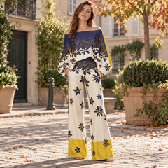 Completo bianco multicolore con fiori blu e bordo giallo sui pantaloni larghi