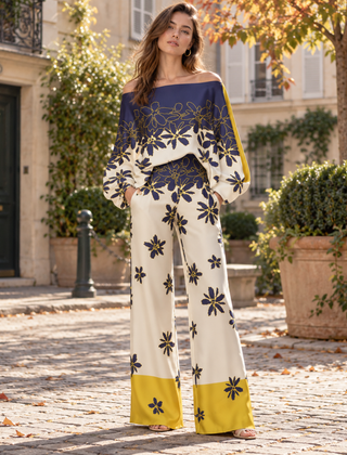 Completo bianco multicolore con fiori blu e bordo giallo sui pantaloni larghi