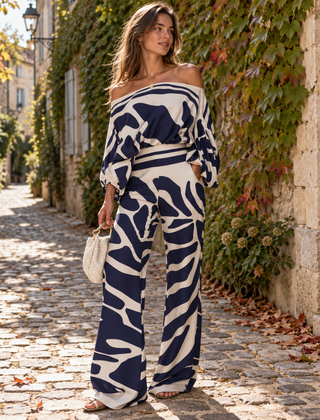 Completo blu navy con stampa astratta, top ampio e pantaloni a gamba larga