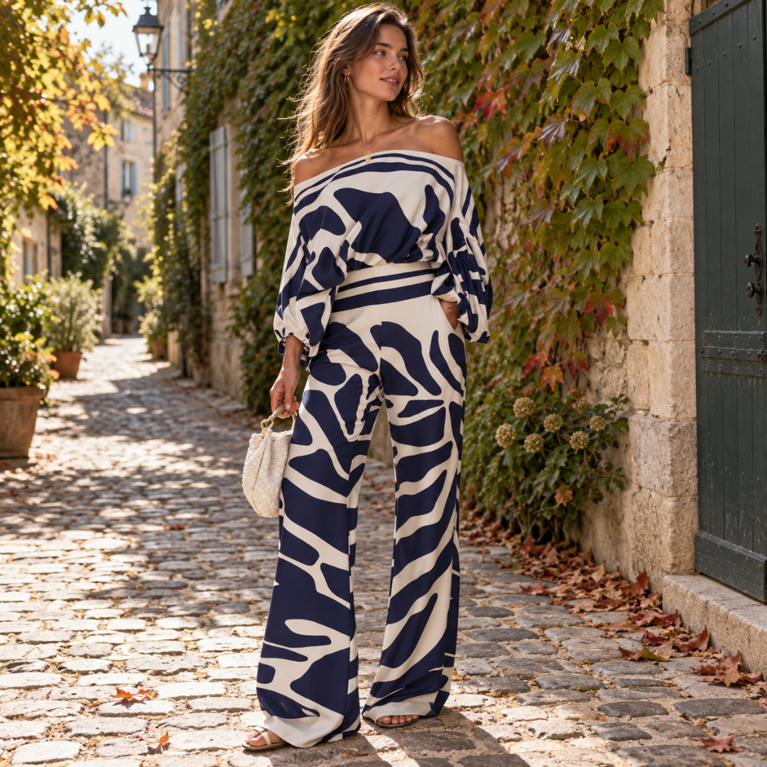 Completo blu navy con stampa astratta, top ampio e pantaloni a gamba larga