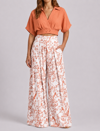 Completo donna arancione con crop top e pantaloni palazzo a stampa di uccellini, vista frontale