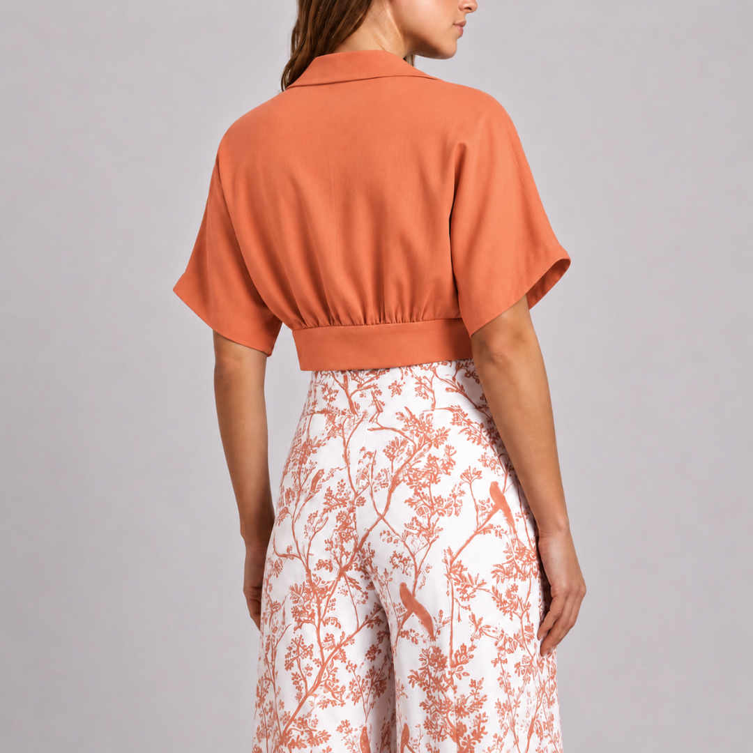 Retro del completo arancione: top corto arricciato in vita e pantaloni ampi stampati