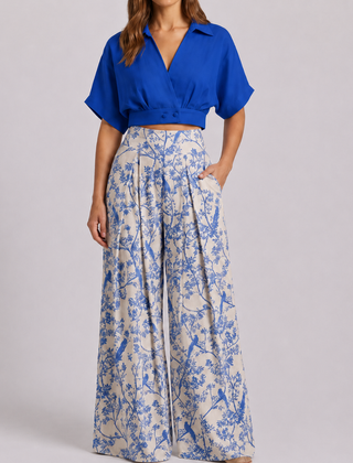 Completo donna blu con crop top scollo incrociato e pantaloni ampi a stampa floreale