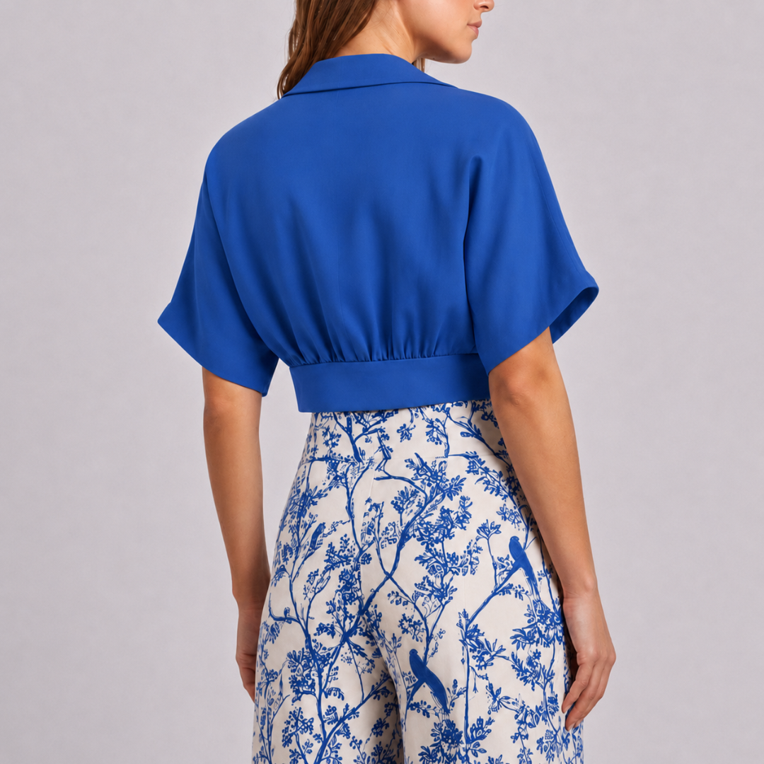 Retro del completo blu con fascia in vita arricciata e pantaloni stampati beige