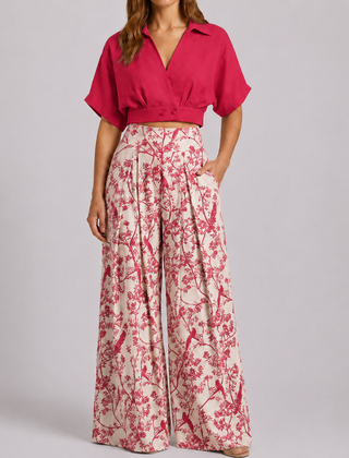 Completo donna fucsia con top incrociato e pantaloni palazzo a stampa floreale, vista frontale