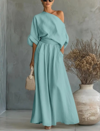 Completo donna azzurro con top a spalla scoperta e pantaloni fluidi a vita alta