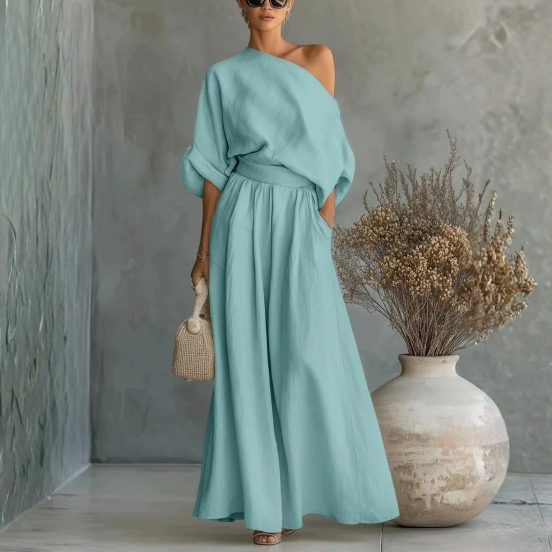Completo donna azzurro con top a spalla scoperta e pantaloni fluidi a vita alta