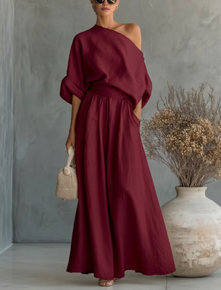 Completo donna bordeaux con spalla scoperta e pantaloni ampi dalla linea svasata