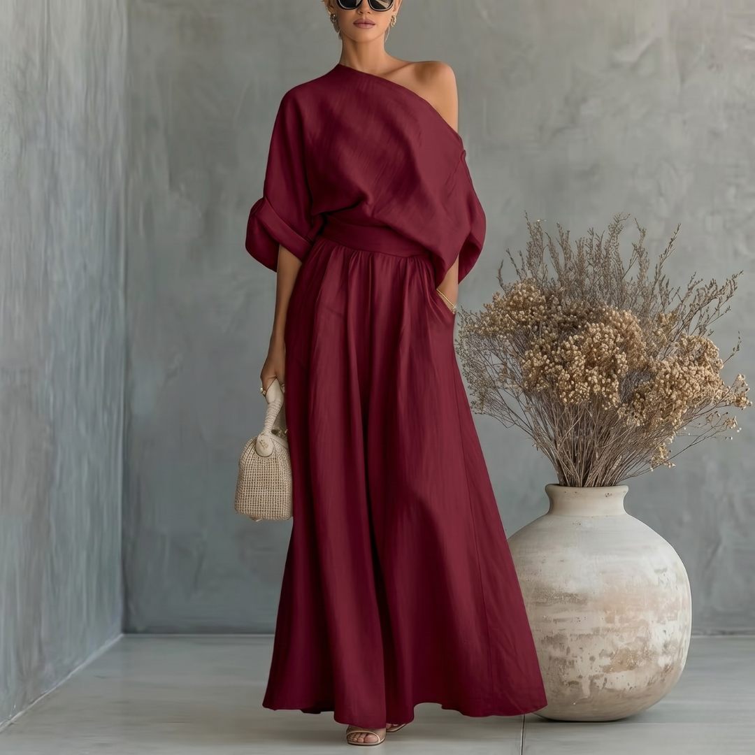 Completo donna bordeaux con spalla scoperta e pantaloni ampi dalla linea svasata