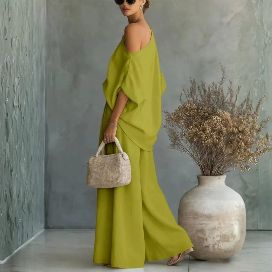 Completo verde chiaro di profilo con top oversize e pantalone dalla gamba molto larga