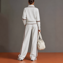 Retro del completo bianco con bordi a coste e righe sui polsini